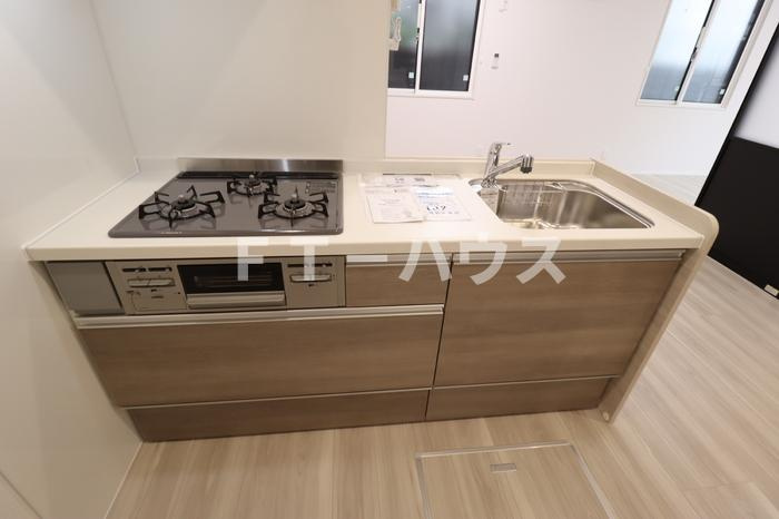 Resi NOIR(レジノワール)のキッチン|対面式3口ガスコンロ付システムキッチン