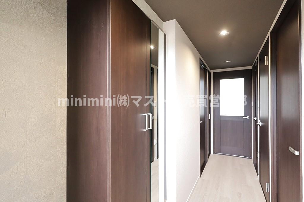 アルス八尾本町の玄関