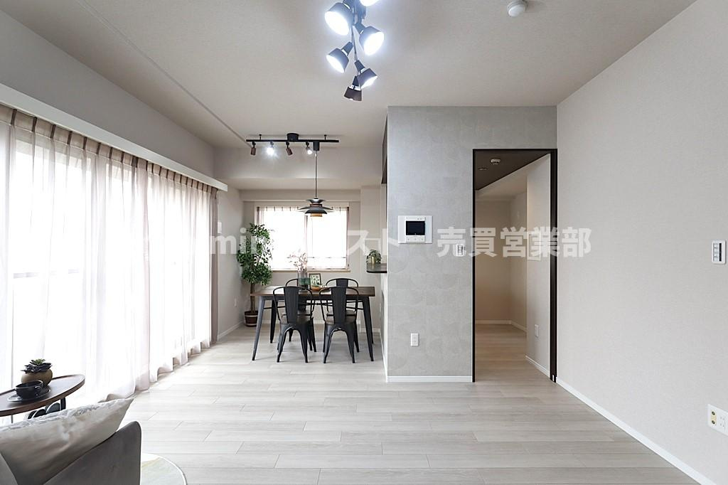 アルス八尾本町の居間・リビング