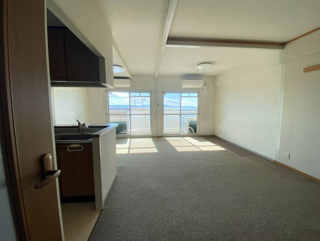 グランプレステージ西明石の居間・リビング|廊下からLDKに入った景色です