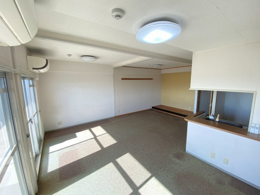 グランプレステージ西明石の居間・リビング|約18.4帖の広々したLDK