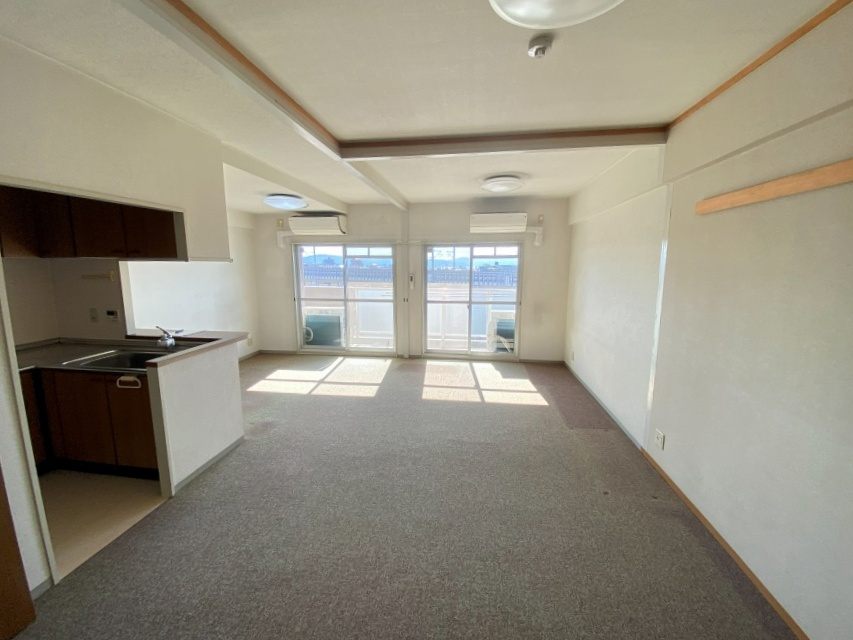 グランプレステージ西明石の居間・リビング|明るいリビングで使い方も多彩に楽しめます