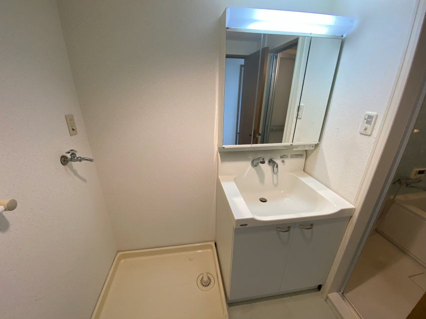 グランプレステージ西明石の独立洗面台|三面鏡・シャワー付洗面台　防水パンもあります