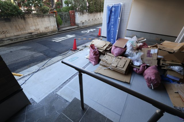 《仲介手数料無料》浦和区針ヶ谷１丁目14新築一戸建てKEIAI GRACEの駐車場|建築時の荷物が置かれていましたが、これは後で綺麗に片づけられます。