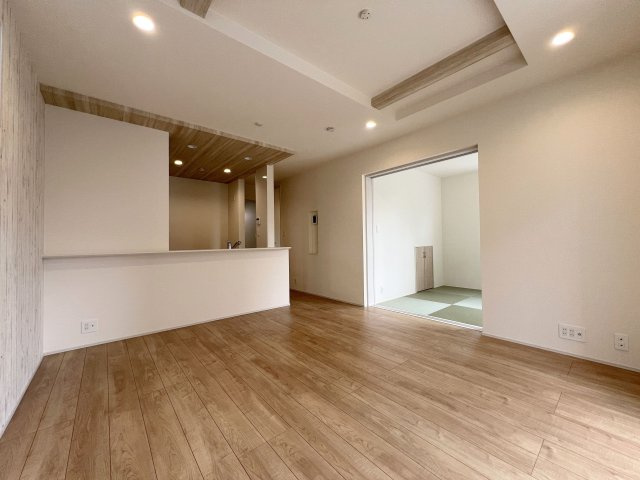 福生市福生　新築戸建全2棟の居間・リビング|折り上げ天井でリビングがより開放的な空間となります♪