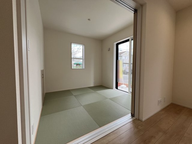 福生市福生　新築戸建全2棟の和室|和室4.5帖　リビングに隣接した和室はお子様の遊び場やお昼寝スペースに便利です☆