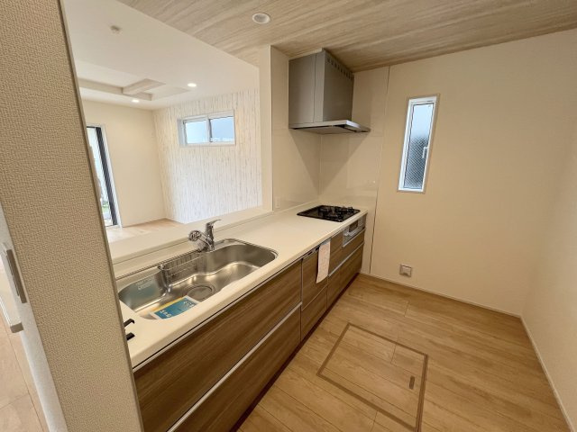 福生市福生　新築戸建全2棟のキッチン|料理をしながらでもご家族との会話を楽しめる対面キッチン