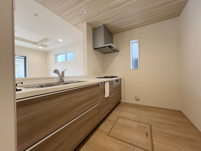 福生市福生　新築戸建全2棟のキッチン|キッチンスペースは家族並んで料理してもゆとりのある広さです。