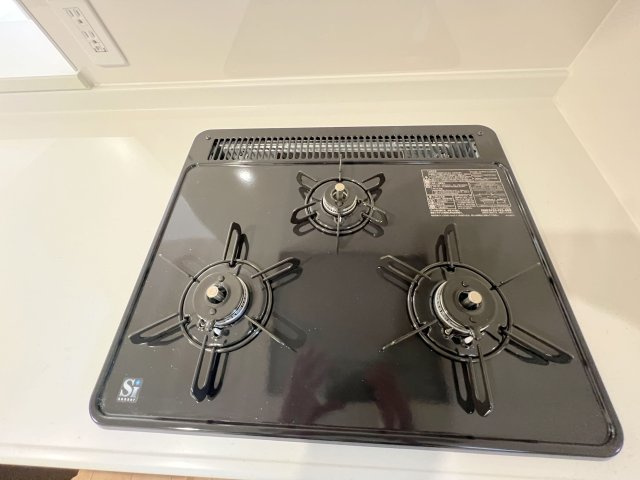 福生市福生　新築戸建全2棟のキッチン|三口ガスコンロ