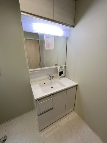 福生市福生　新築戸建全2棟の独立洗面台|身だしなみを整えやすく、収納たっぷりの三面鏡付洗面化粧台☆