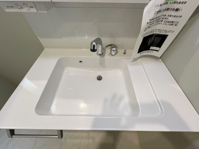 福生市福生　新築戸建全2棟の洗面所|暮らしを快適に変えるシャワー付洗面台。