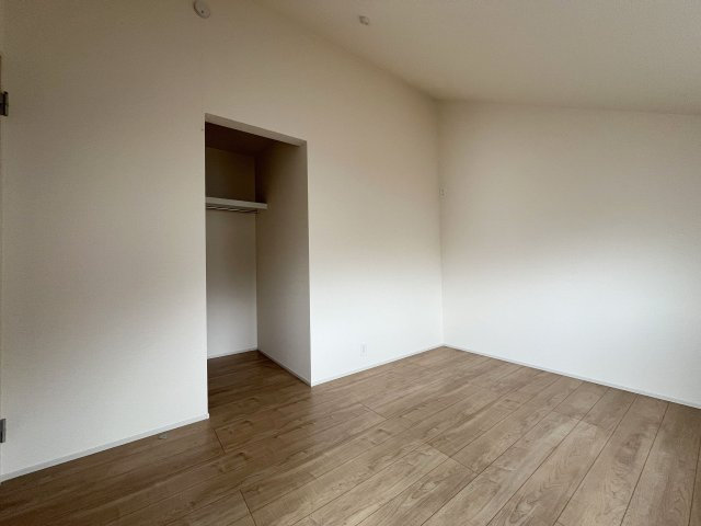 福生市福生　新築戸建全2棟の洋室|【洋室1】たっぷりの収納力を備えたウォークインクロゼット付き