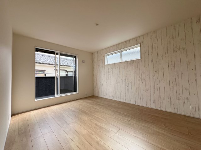 福生市福生　新築戸建全2棟の洋室|【洋室2】7.875帖　バルコニーに面した明るい室内♪