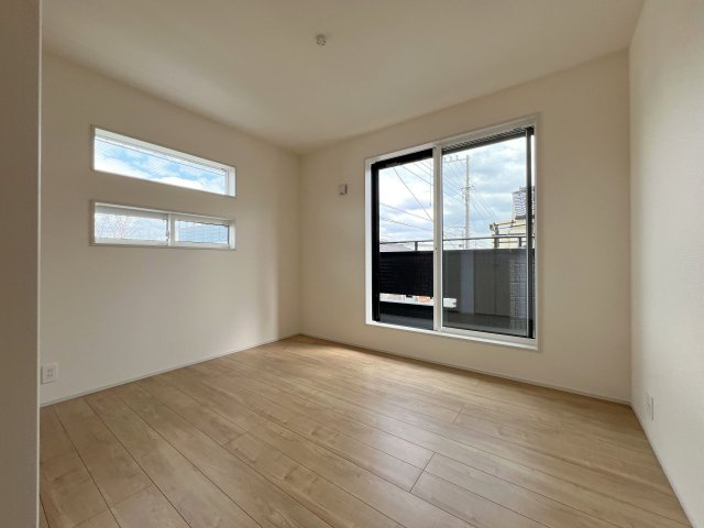 福生市福生　新築戸建全2棟の洋室|【洋室3】5.46帖　バルコニーに面した明るい室内♪