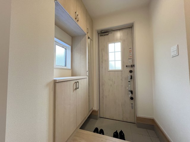 福生市福生　新築戸建全2棟の玄関|お出かけ前の身だしなみチェックに便利な全身ミラー付き☆