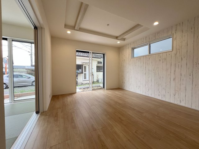 福生市福生　新築戸建全2棟の居間・リビング|自然光がたっぷり室内に降り注ぎ、居心地のよいリビング♪