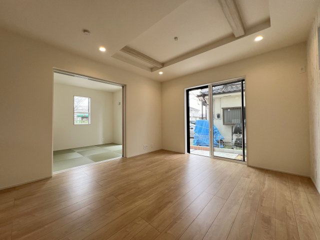 福生市福生　新築戸建全2棟の居間・リビング|4.5帖の和室は引き込み戸に付きリビングと一体化して開放感があります。