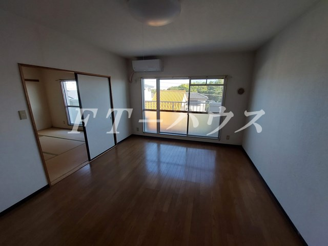 メゾンベルウッドの居間・リビング