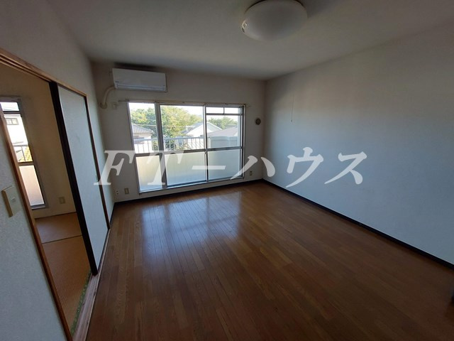 メゾンベルウッドの居間・リビング