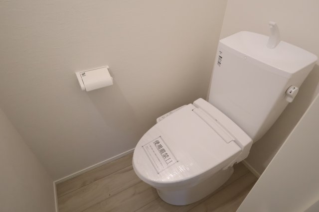 《仲介手数料無料》浦和区針ヶ谷１丁目14新築一戸建てKEIAI GRACEのトイレ