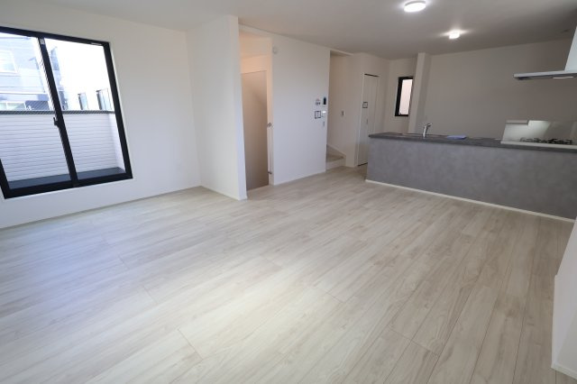 《仲介手数料無料》浦和区針ヶ谷１丁目14新築一戸建てKEIAI GRACEの居間・リビング