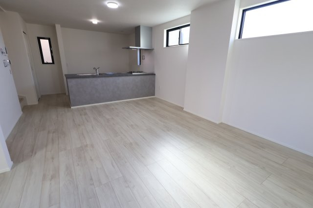 《仲介手数料無料》浦和区針ヶ谷１丁目14新築一戸建てKEIAI GRACEの居間・リビング