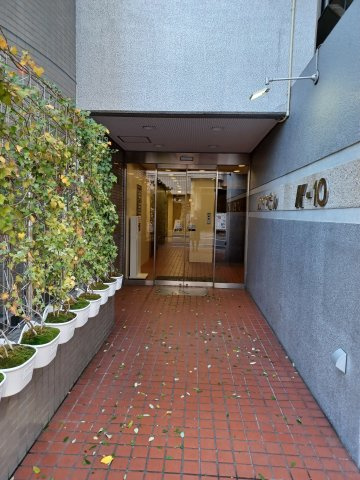 カドヤ第１０ビルのエントランス