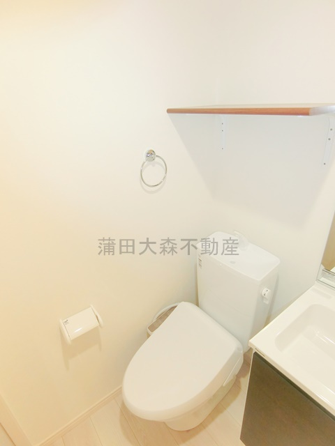 ハーミットクラブハウス羽田（仮）のトイレ|棚と温水洗浄便座付きのトイレ　