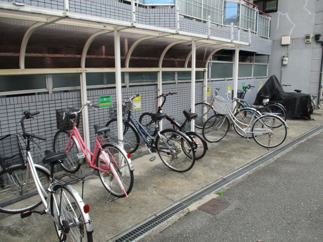 【その他共用部分】 | バイクも停めれる駐輪場です
