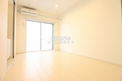 【寝室】 | HARU緑地公園 | 明るく開放感のある居室で、自分だけのくつろぎ空間を。