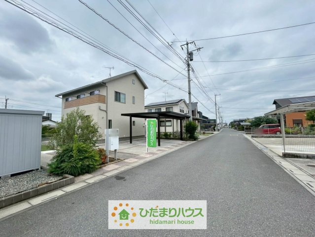 久喜市上内　中古一戸建ての前面道路含む現地写真