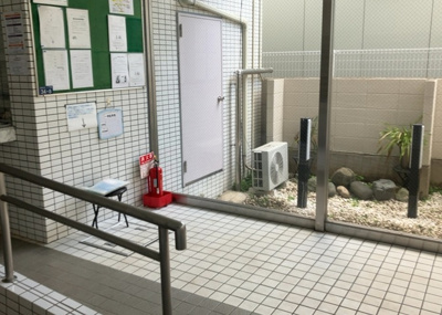 【ロビー】 | スタープラザ相武台駅前 | ラウンジは、マンションの共用スペースに椅子やテーブルなどを配置した利用者が寛げる空間です。屋内型ラウンジと屋外型ラウンジがあります。共用部分の管理状況と合わせて、詳細については現地でご確認ください。