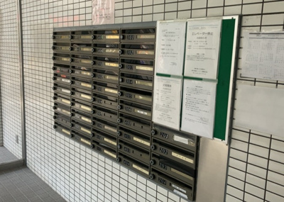 【設備】 | スタープラザ相武台駅前 | エントランス付近に設置されている集合ポストは、住んでいる部屋と離れているため、ポストをあさるなど誰かに何かされていても被害に気づきにくいです。入居する時には他人に特定されにくい番号で鍵をかけましょう！
