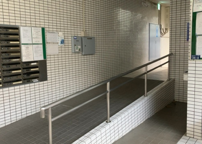 【ロビー】 | スタープラザ相武台駅前 | ロビーというと、エントランスと何がちがうの？と思いますよね。実はロビーとエントランスには明確な決まりはありません。物件によっては、エントランスを入って広がるある程度の広さのある空間がロビーとなります。