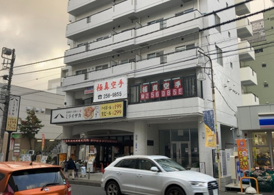 【現況写真】 | スタープラザ相武台駅前 | 道幅が広い場所は日当たりや風通が良好です。幅が広いのですれ違いも可能ですし大きな車でも駐車可能！一方で、大型車が通ることも多くなるため交通量の増加により騒音に繋がります。また土地の値段が高くなります。