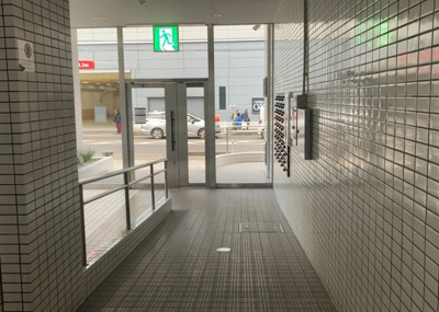 【玄関】 | スタープラザ相武台駅前 | 玄関は家の顔でもあり、家族以外の目にも止まる場所です。玄関は外との間を仕切る扉、靴などをしまっておく収納スペース、靴脱ぎのたたきスペース、来客とのやり取りをするドアホンなど複数のアイテムからなります。