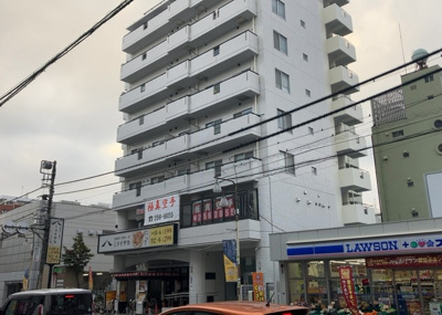 【外観】 | スタープラザ相武台駅前 | 外観はマンション管理がされているかの目安になります。築年数が古いと、壁面は劣化してひび割れが生じることも！建物が古びていても細かいところが修繕されていると、きちんと管理されているなぁと感じるでしょう。