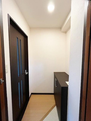 【内装】 | アリッサムⅡ | 小窓があるので明るい玄関