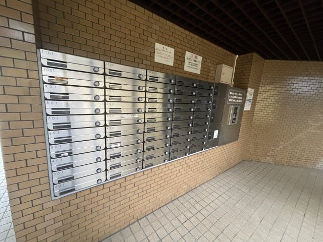 【その他共用部分】 | メゾン豊新 | 集合ポストと宅配ボックスがあります