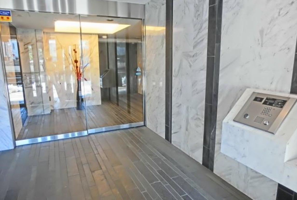 ザ・グランフォーリア西日暮里赤のエントランス