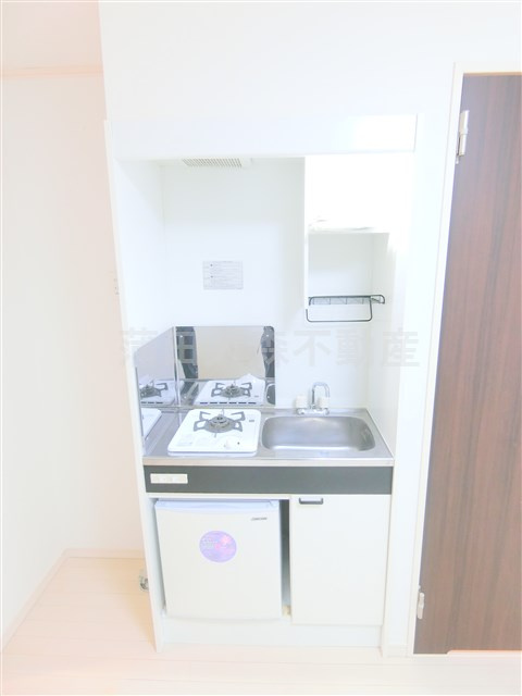 シャンテ西六郷のキッチン|ミニ冷蔵庫付きのガスキッチン