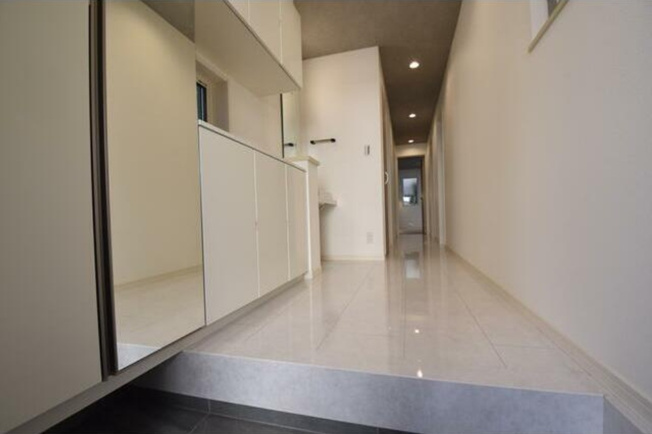 【玄関】 | 沼袋１丁目～「沼袋」駅７分・太陽光発電パネル設置～