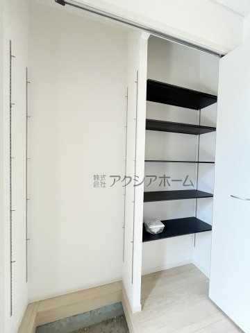 飯能市双柳・全1棟　新築一戸建　～テレワークルームあり～の収納|玄関収納