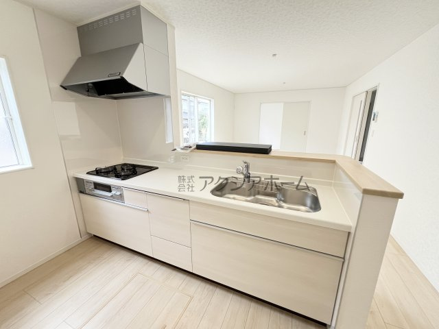 飯能市双柳・全1棟　新築一戸建　～テレワークルームあり～のキッチン|リビングが見渡せる対面式キッチン
