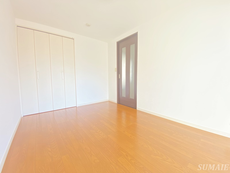 山一田端新町１丁目ビルの寝室|別角度からみたリビングです☆