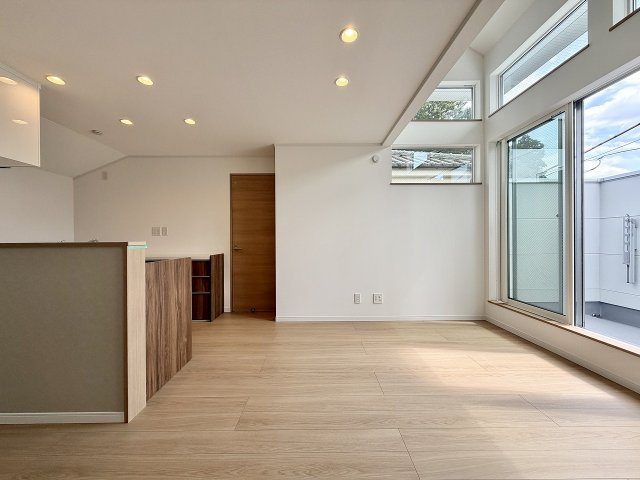 板橋区赤塚6丁目　南道路×整形地　新築戸建限定1棟の居間・リビング