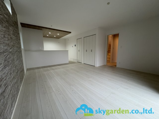 藤沢市亀井野12期　新築戸建　全3棟1号棟の居間・リビング