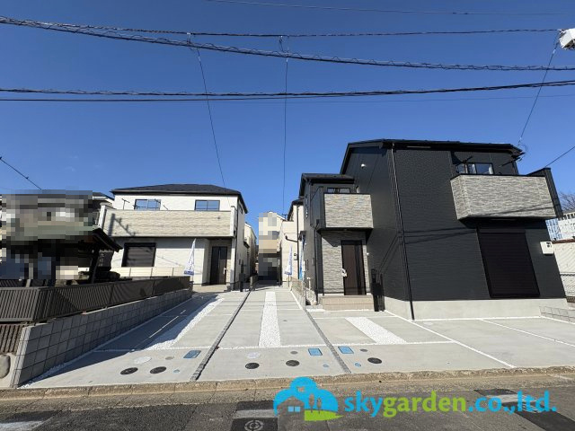 藤沢市亀井野12期　新築戸建　全3棟1号棟の前面道路含む現地写真|全３棟分譲地の様子