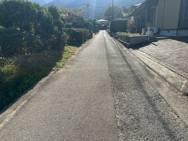 土居町中村　売土地の前面道路含む現地写真