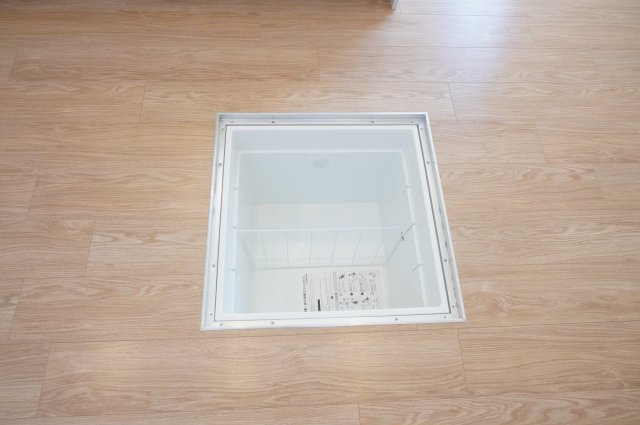 草加市中根3丁目 中古戸建のキッチン|床下収納